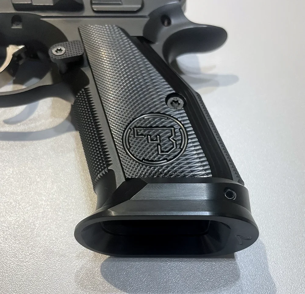 Samodzielna modyfikacja CZ 75 bez udziału rusznikarza: Praktyczny poradnik. 3 CZ 75 — detal chwytu i magwella