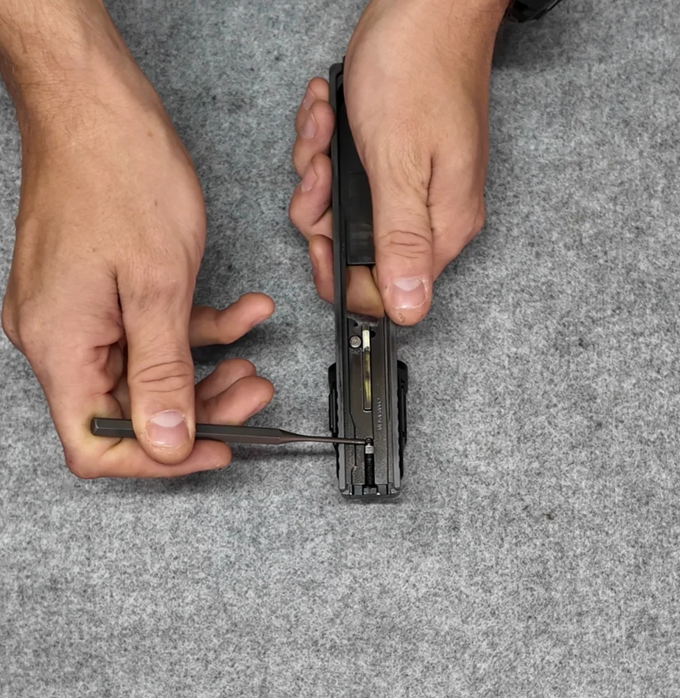 Jak wymienić sprężyny w Glocku Gen 1–3? Poradnik na przykładzie Glocka Gen 3 6 Wciśnięcie tulei iglicy wybijakiem zwalnia nacisk na płytkę oporową