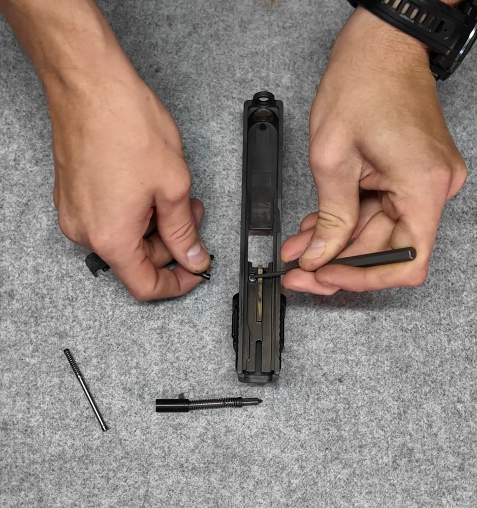 Jak wymienić sprężyny w Glocku Gen 1–3? Poradnik na przykładzie Glocka Gen 3 9 Demontaż wyciągu poprzez naciśnięcie blokady iglicy