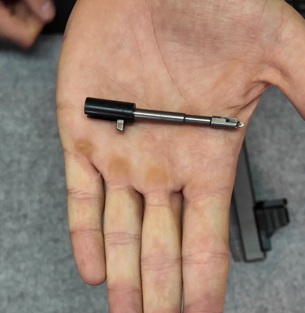 Jak wymienić sprężyny w Glocku Gen 1–3? Poradnik na przykładzie Glocka Gen 3 12 Iglica ze zdemontowaną sprężyną i oporą