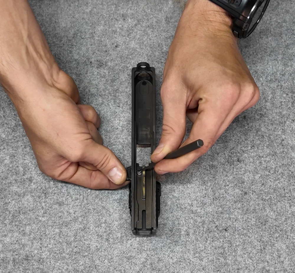 Jak wymienić sprężyny w Glocku Gen 1–3? Poradnik na przykładzie Glocka Gen 3 15 Ponowny montaż wyciągu