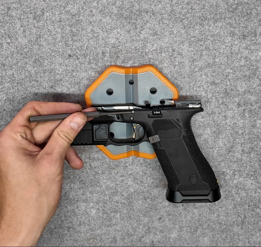 Jak wymienić sprężyny w Glocku Gen 1–3? Poradnik na przykładzie Glocka Gen 3 17 Usunięcie pierwszego kołka szkieletu