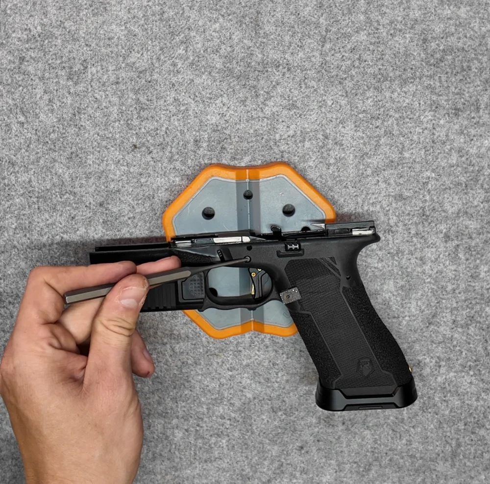 Jak wymienić sprężyny w Glocku Gen 1–3? Poradnik na przykładzie Glocka Gen 3 18 Usunięcie drugiego kołka szkieletu