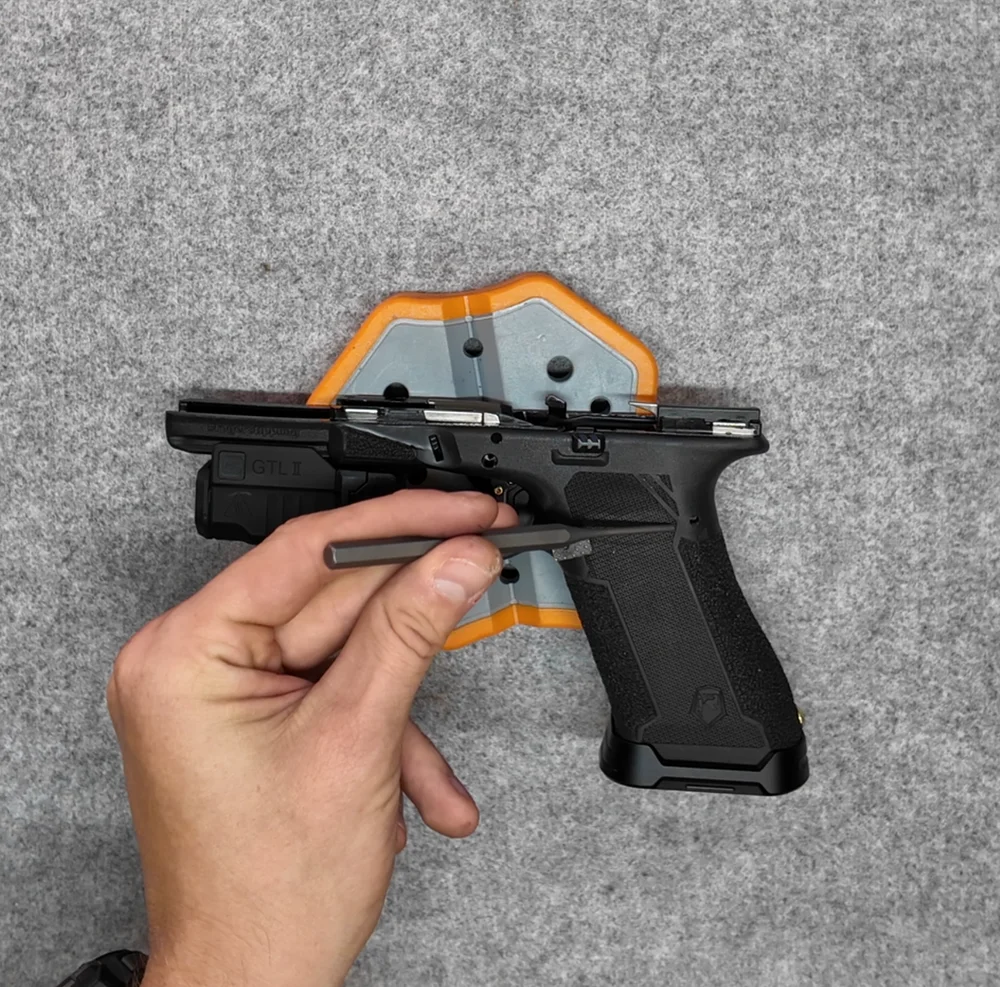 Jak wymienić sprężyny w Glocku Gen 1–3? Poradnik na przykładzie Glocka Gen 3 19 Usunięcie trzeciego kołka szkieletu