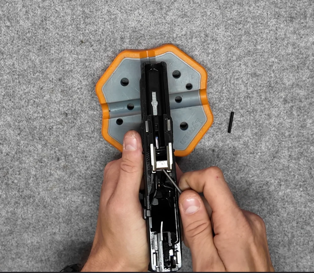 Jak wymienić sprężyny w Glocku Gen 1–3? Poradnik na przykładzie Glocka Gen 3 20 Demontaż bloku ryglowego