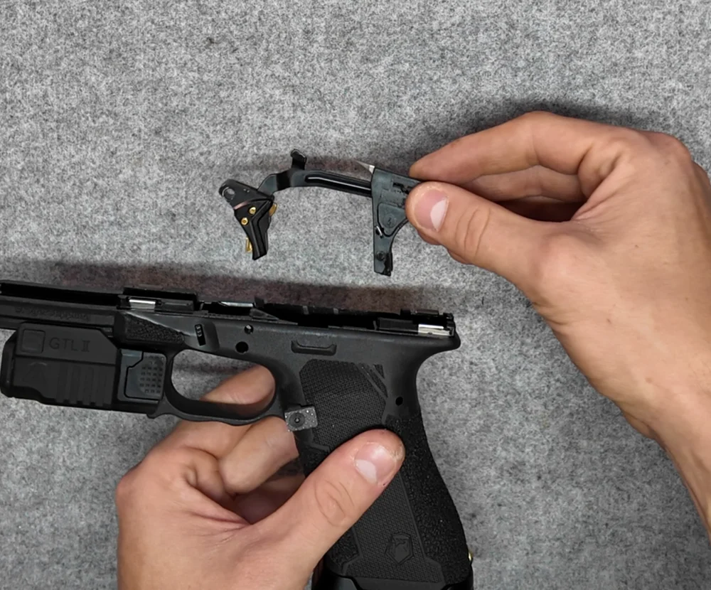 Jak wymienić sprężyny w Glocku Gen 1–3? Poradnik na przykładzie Glocka Gen 3 21 Wyjęcie zespołu spustowego ze szkieletu