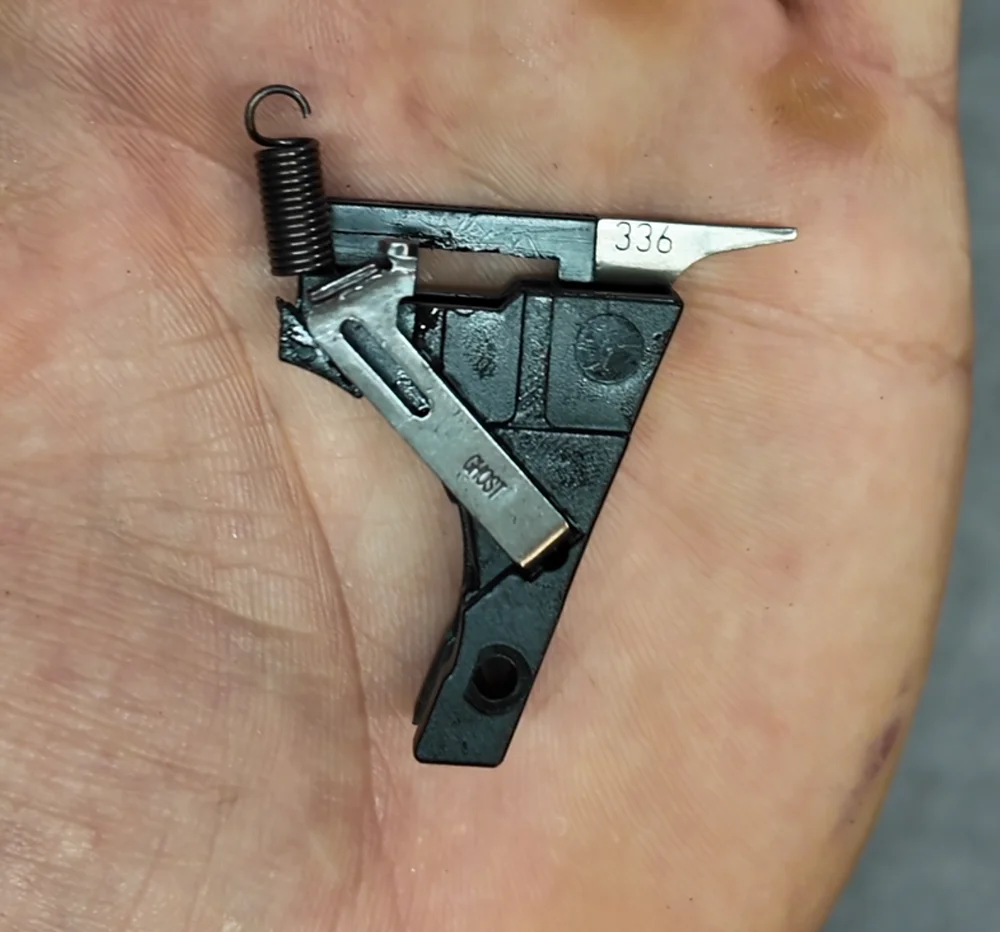 Jak wymienić sprężyny w Glocku Gen 1–3? Poradnik na przykładzie Glocka Gen 3 25 Zaczepienie nowej sprężyny szyny spustowej